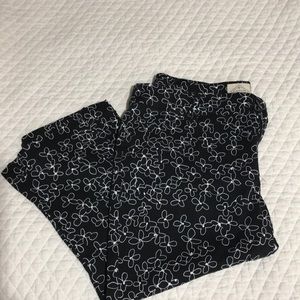 St Johns Bay Capri black pants with white flowers